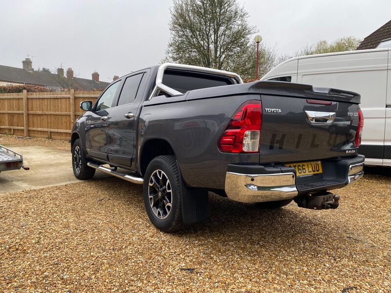 TOYOTA HILUX