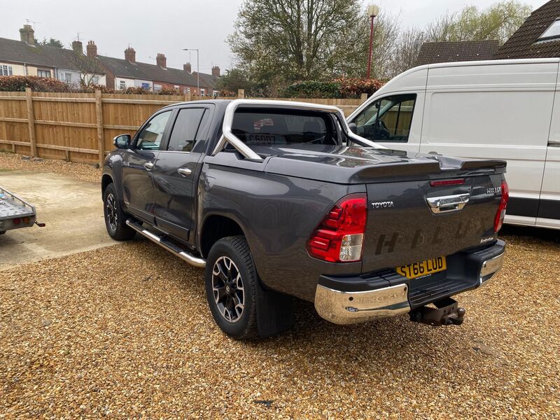 TOYOTA HILUX