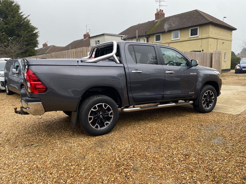 TOYOTA HILUX