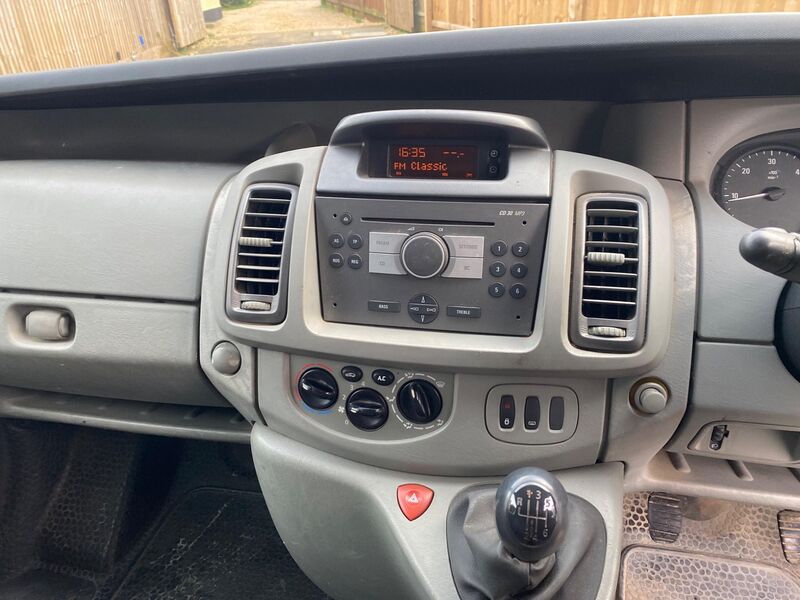 VAUXHALL VIVARO