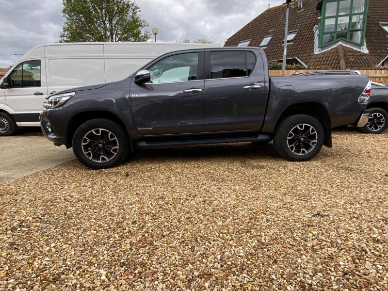 TOYOTA HILUX