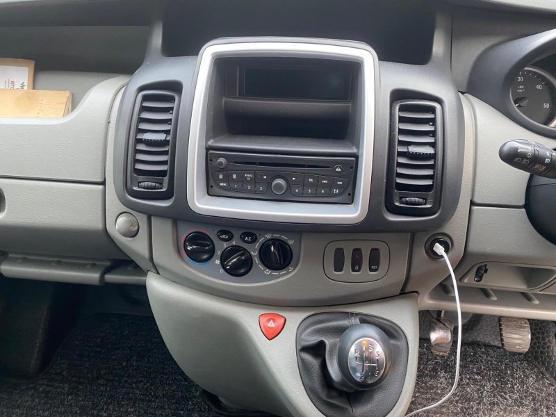 VAUXHALL VIVARO