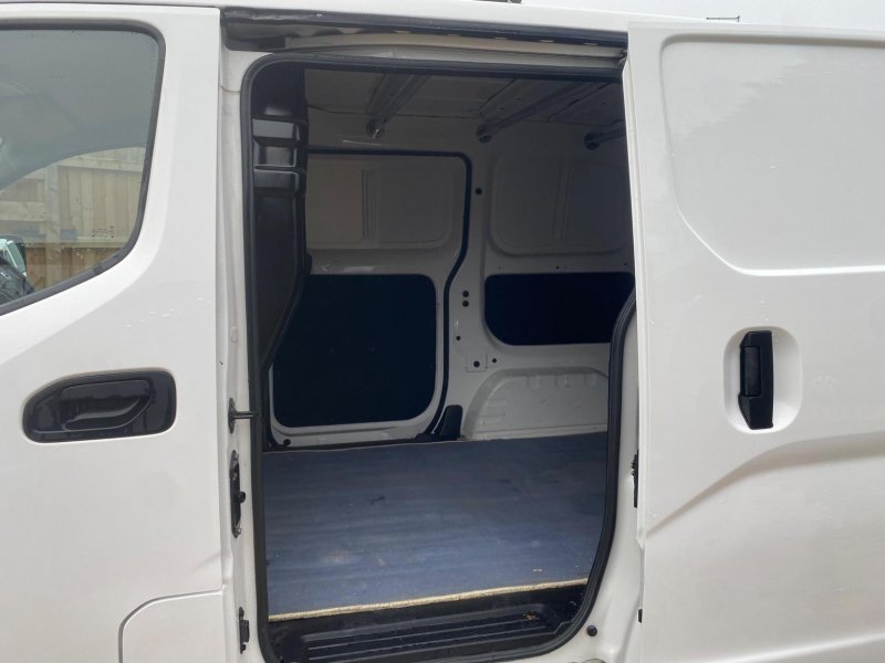 NISSAN NV200