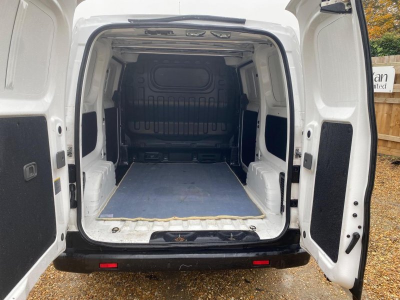 NISSAN NV200