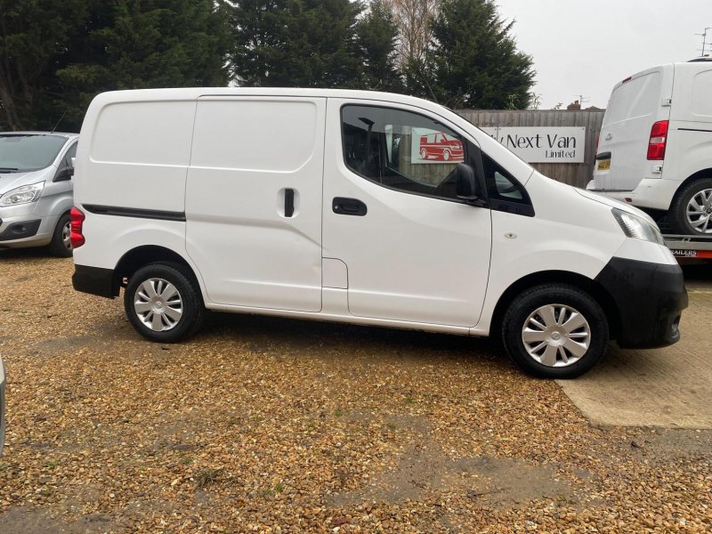 NISSAN NV200