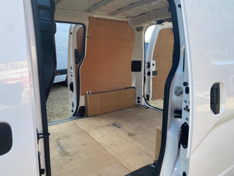 NISSAN NV200