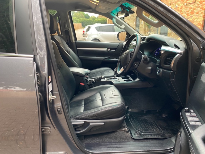 TOYOTA HILUX