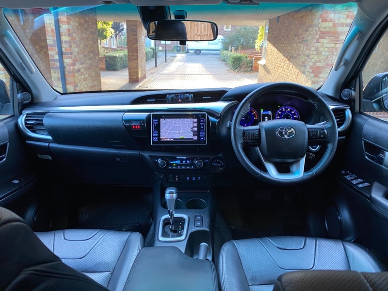 TOYOTA HILUX