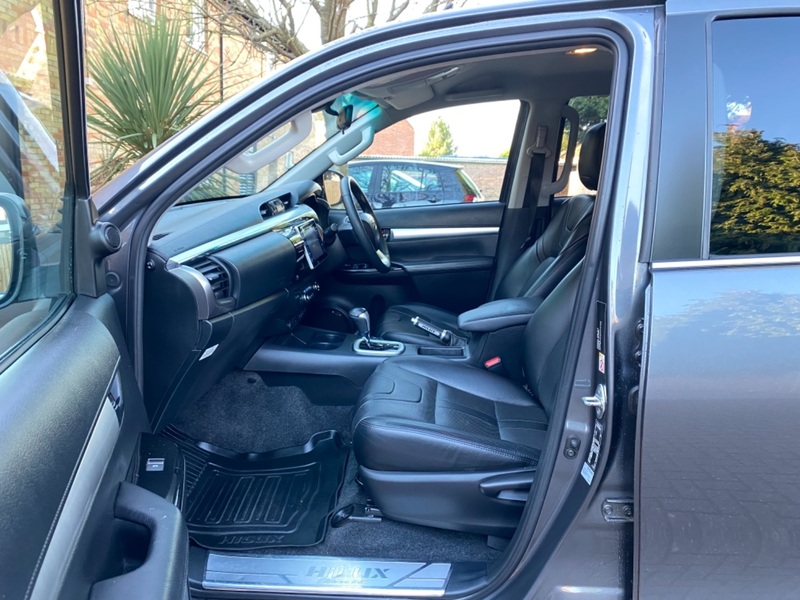 TOYOTA HILUX