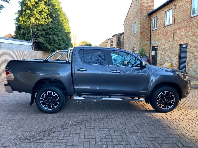 TOYOTA HILUX