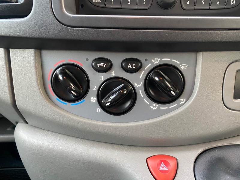 VAUXHALL VIVARO