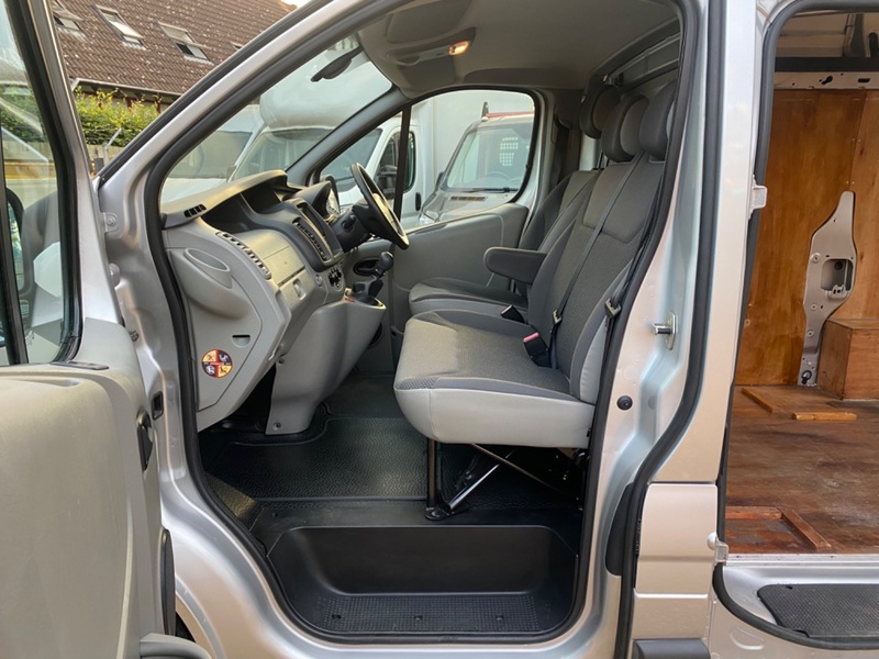 VAUXHALL VIVARO