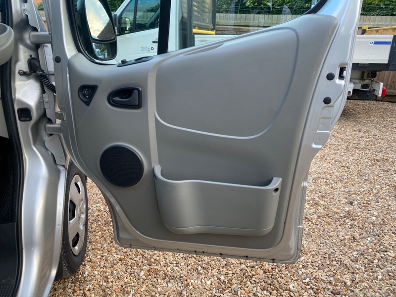 VAUXHALL VIVARO