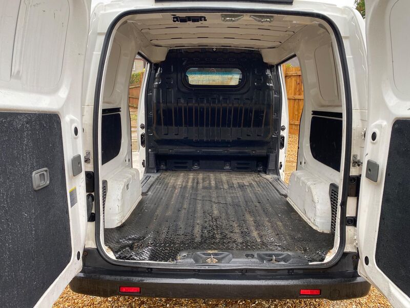 NISSAN NV200