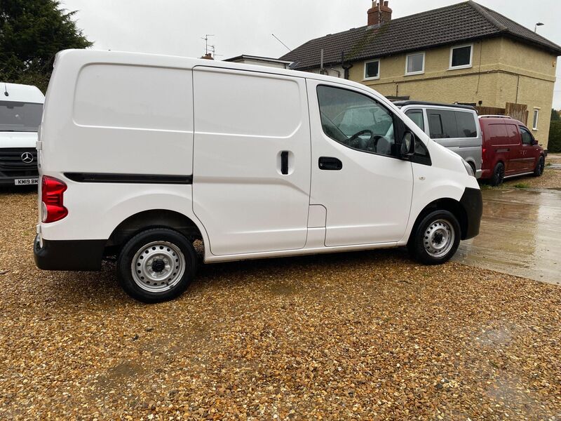 NISSAN NV200